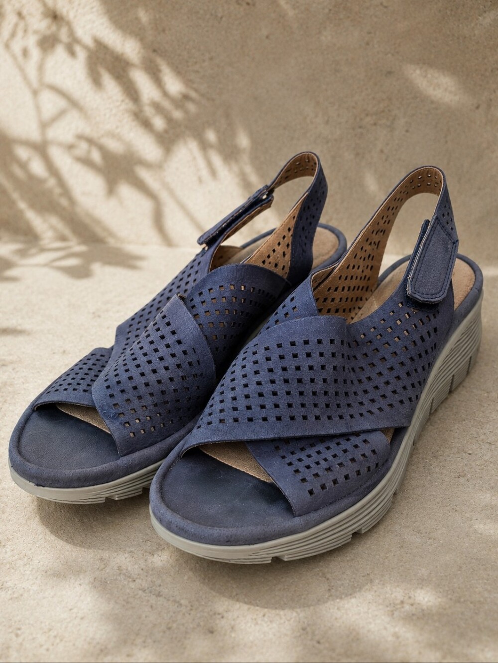 Clarks Artisan Women’s Size 7 Navy Nubuck Leather Hook & Loop Slingback Comfort